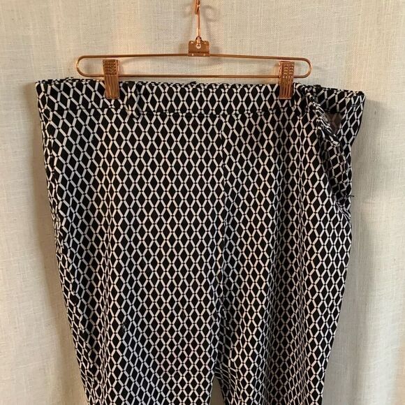 Designer Capris H&M Womens Sz 12 Crop Pants Famous Black & White Geometric Print - Picture 3 of 16